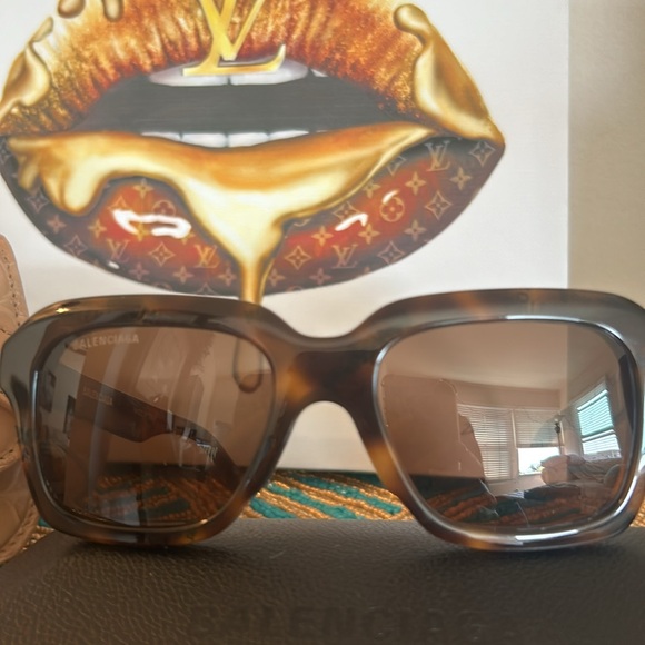 Authentic Balenciaga Sunglasses New with Case - Picture 2 of 9